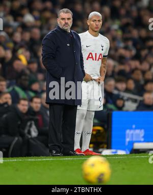 07 décembre 2023 - Tottenham Hotspur - West Ham United - Premier League - Tottenham Hotspur Stadium. Le Manager de Tottenham, Ange Postecoglou, fait venir Richarlison lors du match de Premier League contre West Ham. Photo : Mark pain / Alamy Live News Banque D'Images