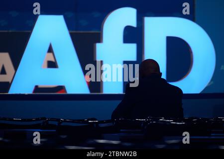 Magdeburg, Allemagne. 06 août 2023. Un délégué de l’AfD attend le début des élections européennes. Le Bureau pour la protection de la Constitution de Saxe a classé l ' association étatique de l ' AfD dans l ' État libre comme une organisation d ' extrême droite confirmée. Cela a été annoncé vendredi par le Bureau d'Etat pour la protection de la Constitution à Dresde. Après la Thuringe et la Saxe-Anhalt, c'est la troisième association d'État à avoir une telle classification. Crédit : Klaus-Dietmar Gabbert/dpa/Alamy Live News Banque D'Images