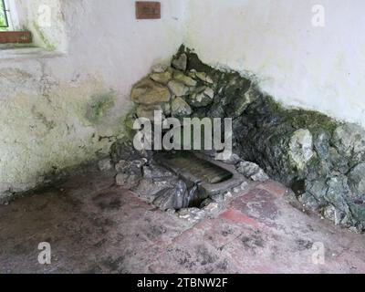 St. Gilgen, Autriche. 30 août 2023. L'eau miraculeuse, que les devins décrivent comme ayant une forte rotation dans le sens des aiguilles d'une montre, monte d'une source qui est dit de retourner à Saint Wolfgang et autour duquel une chapelle a été construite sur le chemin de pèlerinage sur le Falkenstein sur le lac Wolfgangsee dans le Salzkammergut en Autriche. Le Salzkammergut est la capitale de la culture 2024. Crédit : Beate Schleep/dpa/Alamy Live News Banque D'Images