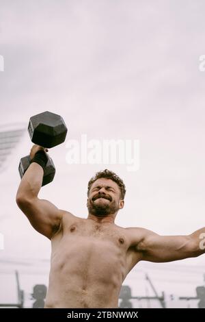 Compétition CrossFit pour Homme. Un homme soulève un haltère. Banque D'Images