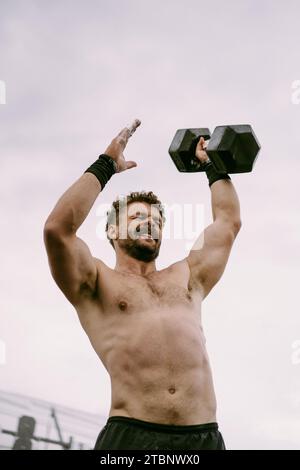 Compétition CrossFit pour Homme. Un homme soulève un haltère. Banque D'Images