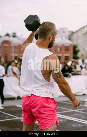 Compétition CrossFit pour Homme. Un homme soulève un haltère. Banque D'Images