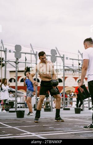 Compétition CrossFit pour Homme. Un homme soulève un haltère. Banque D'Images