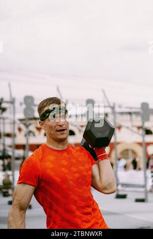 Compétition CrossFit pour Homme. Un homme soulève un haltère. Banque D'Images