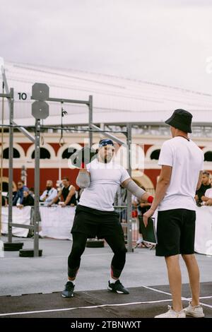 Compétition CrossFit pour Homme. Un homme soulève un haltère. Banque D'Images