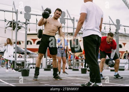 Compétition CrossFit pour Homme. Un homme soulève un haltère. Banque D'Images