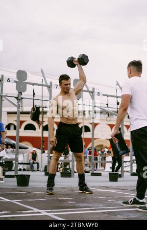 Compétition CrossFit pour Homme. Un homme soulève un haltère. Banque D'Images