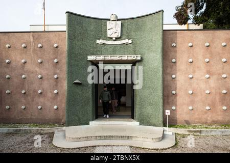 Venise, Italie. 16 novembre 2023. Une vue de face du pavillon belge à la 18e exposition internationale d'architecture de la Biennale de Venise dans le quartier Giardini à Venise, Italie. Crédit : SOPA Images Limited/Alamy Live News Banque D'Images