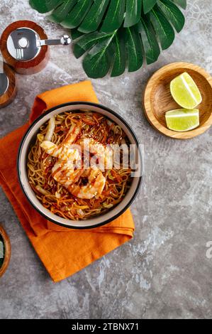 Nouilles asiatiques traditionnelles avec légumes, sauce et crevettes Banque D'Images