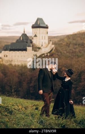 Couple amoureux en costumes historiques, château de Karlštejn en tchèque Banque D'Images