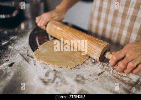 Femme faisant cuire le gâteau de Noël et du nouvel an Banque D'Images