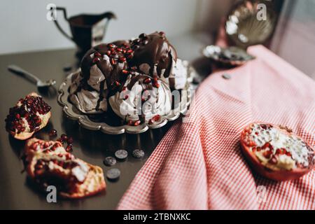 Femme faisant cuire le gâteau de Noël et du nouvel an Banque D'Images