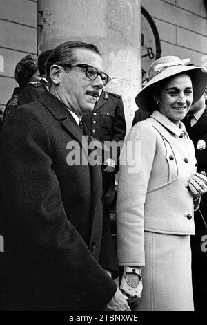 Adalbert Krieger Vasena, ministre argentin de l'économie sous la présidence de facto du général Juan Carlos Onganía (1966-1970), avec son épouse Lucía Mabel Llauró Palau, après une cérémonie de tédeum à la cathédrale métropolitaine de Buenos Aires, le 7 juillet 1968. Banque D'Images