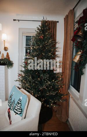 Maison décorée avec arbre de Noël brillant Banque D'Images