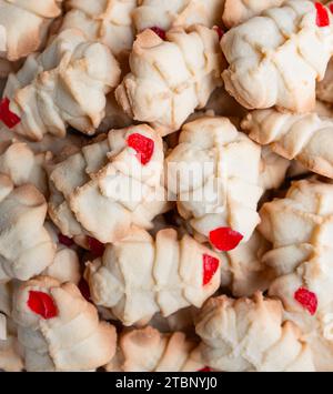 Gros plan de biscuits sablés en forme d'arbre de Noël. Banque D'Images