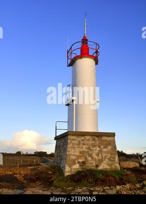 Ploemeur, Bretagne, France - novembre 2023 : Phare de Kerroch à Ploemeur, Morbihan, France, au bord de l'océan atlantique Banque D'Images