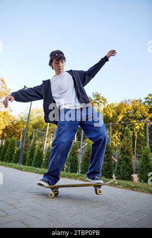 skateboarder équilibrant sur un skateboard dans le parc Banque D'Images