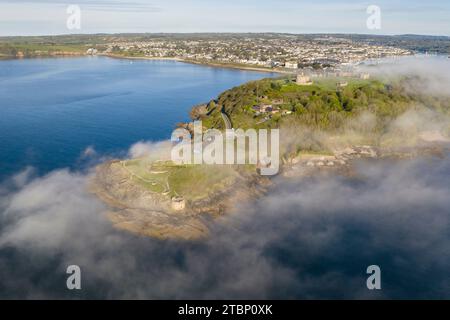 Vue aérienne de Pendennis Head et du château par un matin brumeux, Falmouth, Cornouailles, Angleterre. Printemps (mai) 2023. Banque D'Images