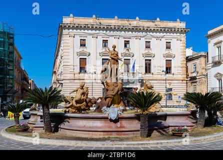 Syracuse, Sicile, Italie - 16 février 2023 : Fontaine de Diane et Arethusa avec le monument Alphée par Giulio Moschetti sur la place Piazza Archimède Banque D'Images