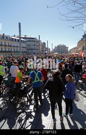 Marcheurs et cyclistes défilent ensemble pour le 5 mars pour le climat ou « Marche du siècle » à Montpellier. Occitanie, France Banque D'Images