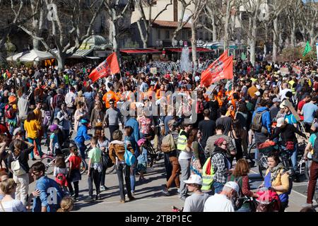 Marcheurs et cyclistes défilent ensemble pour le 5 mars pour le climat ou « Marche du siècle » à Montpellier. Occitanie, France Banque D'Images