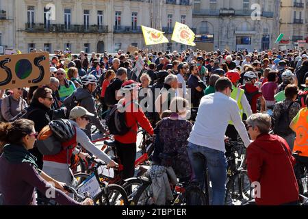 Marcheurs et cyclistes défilent ensemble pour le 5 mars pour le climat ou « Marche du siècle » à Montpellier. Occitanie, France Banque D'Images