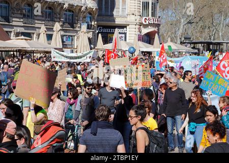 Marcheurs et cyclistes défilent ensemble pour le 5 mars pour le climat ou « Marche du siècle » à Montpellier. Occitanie, France Banque D'Images