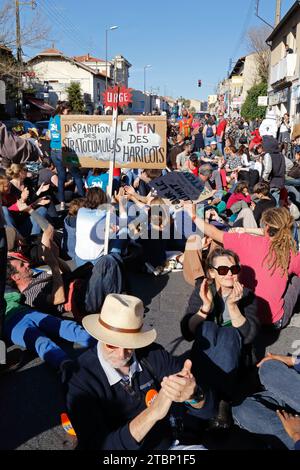 Marcheurs et cyclistes défilent ensemble pour le 5 mars pour le climat ou « Marche du siècle » à Montpellier. Occitanie, France Banque D'Images