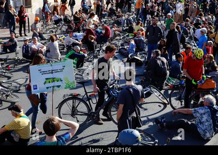 Marcheurs et cyclistes défilent ensemble pour le 5 mars pour le climat ou « Marche du siècle » à Montpellier. Occitanie, France Banque D'Images