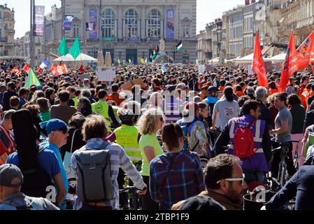 Marcheurs et cyclistes défilent ensemble pour le 5 mars pour le climat ou « Marche du siècle » à Montpellier. Occitanie, France Banque D'Images