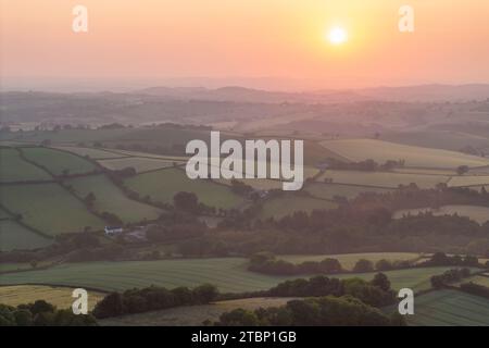 Lever de soleil d'été sur la campagne vallonnée de Dartmoor, Devon, Angleterre. Été (juin) 2023. Banque D'Images