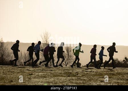 Les coureurs tôt le matin profitent de la météo fraîche de décembre sur Godshill dans la New Forest, Hampshire, Angleterre, Royaume-Uni 08 décembre 2023 Credit : Jeff Gilbert/Alamy Live News Banque D'Images