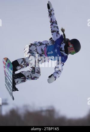 Zhangjiakou, province chinoise du Hebei. 8 décembre 2023. Liu Jiayu, de Chine, participe à la finale de la demi-pipe féminine à la coupe du monde FIS de snowboard à Zhangjiakou, dans la province du Hebei, dans le nord de la Chine, le 8 décembre 2023. Crédit : Yang Shiyao/Xinhua/Alamy Live News Banque D'Images