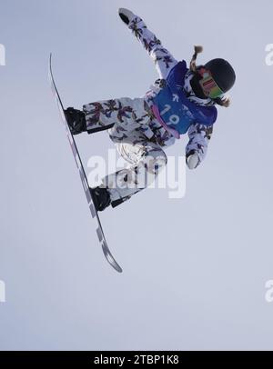 Zhangjiakou, province chinoise du Hebei. 8 décembre 2023. Liu Jiayu, de Chine, participe à la finale de la demi-pipe féminine à la coupe du monde FIS de snowboard à Zhangjiakou, dans la province du Hebei, dans le nord de la Chine, le 8 décembre 2023. Crédit : Yang Shiyao/Xinhua/Alamy Live News Banque D'Images