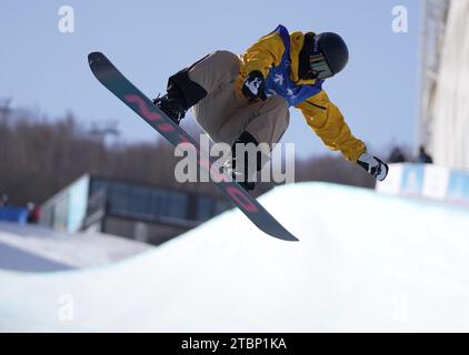 Zhangjiakou, province chinoise du Hebei. 8 décembre 2023. La chinoise CAI Xuetong participe à la finale de la demi-pipe féminine à la coupe du monde de snowboard FIS à Zhangjiakou, dans la province du Hebei, dans le nord de la Chine, le 8 décembre 2023. Crédit : Yang Shiyao/Xinhua/Alamy Live News Banque D'Images