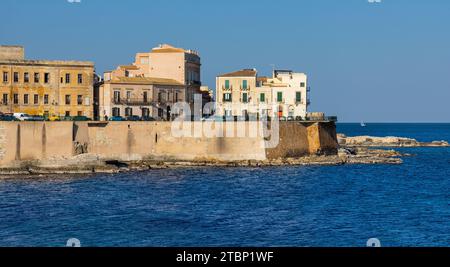 Syracuse, Sicile, Italie - 16 février 2023 : Ortigia île de Syracuse vieille ville historique le long du Lungomare d’Ortigia avec forteresse forte Vigliena Banque D'Images