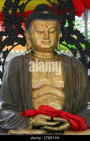 Statue en bronze de Bouddha avec une swastika sur sa poitrine au Wat Arun à Bangkok Banque D'Images