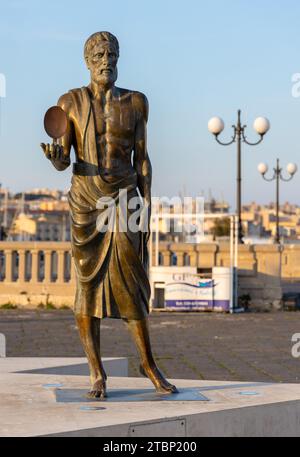 Syracuse, Sicile, Italie - 16 février 2023 : statue d'Archimède de Pietro Marchese avec projet de stomachion au pont ponte Umbertino de l'île d'Ortigia Banque D'Images