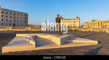 Syracuse, Sicile, Italie - 16 février 2023 : statue d'Archimède de Pietro Marchese avec projet de stomachion au pont ponte Umbertino de l'île d'Ortigia Banque D'Images