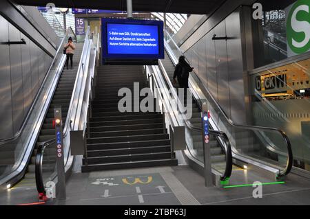 Berlin, Allemagne. 08 décembre 2023. Grève des conducteurs de train de la Deutsche Bahn, des milliers d'annulations de trains sur les services ferroviaires dans toute l'Allemagne. Photo Gare centrale de Berlin (Hauptbahnhof) à Berlin, Allemagne, 8 décembre 2023. Crédit : Zapotocky Ales/CTK photo/Alamy Live News Banque D'Images