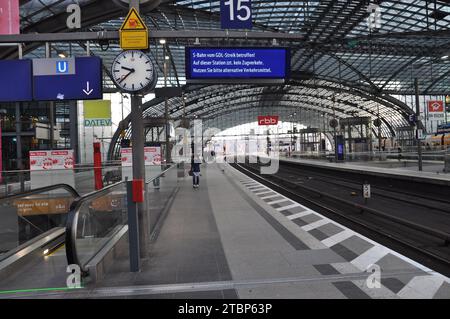 Berlin, Allemagne. 08 décembre 2023. Grève des conducteurs de train de la Deutsche Bahn, des milliers d'annulations de trains sur les services ferroviaires dans toute l'Allemagne. Photo Gare centrale de Berlin (Hauptbahnhof) à Berlin, Allemagne, 8 décembre 2023. Crédit : Zapotocky Ales/CTK photo/Alamy Live News Banque D'Images
