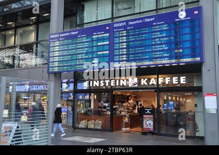 Berlin, Allemagne. 08 décembre 2023. Grève des conducteurs de train de la Deutsche Bahn, des milliers d'annulations de trains sur les services ferroviaires dans toute l'Allemagne. Photo Gare centrale de Berlin (Hauptbahnhof) à Berlin, Allemagne, 8 décembre 2023. Crédit : Zapotocky Ales/CTK photo/Alamy Live News Banque D'Images