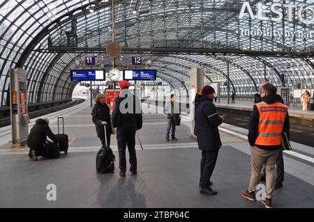 Berlin, Allemagne. 08 décembre 2023. Grève des conducteurs de train de la Deutsche Bahn, des milliers d'annulations de trains sur les services ferroviaires dans toute l'Allemagne. Photo Gare centrale de Berlin (Hauptbahnhof) à Berlin, Allemagne, 8 décembre 2023. Crédit : Zapotocky Ales/CTK photo/Alamy Live News Banque D'Images
