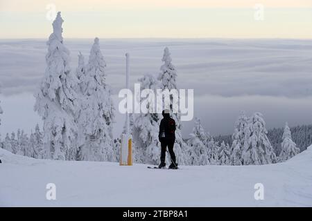 Klinovec, République tchèque. 08 décembre 2023. Les premiers skieurs au sommet de Klinovec (1 244 m) dans la station de ski de Klinovec, région de Karlovy Vary, République tchèque, le 8 décembre 2023. Crédit : Slavomir Kubes/CTK photo/Alamy Live News Banque D'Images