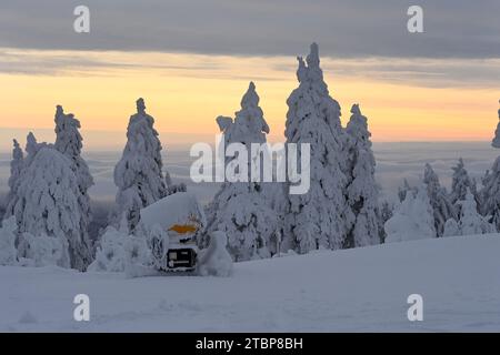 Klinovec, République tchèque. 08 décembre 2023. Les premiers skieurs au sommet de Klinovec (1 244 m) dans la station de ski de Klinovec, région de Karlovy Vary, République tchèque, le 8 décembre 2023. Crédit : Slavomir Kubes/CTK photo/Alamy Live News Banque D'Images