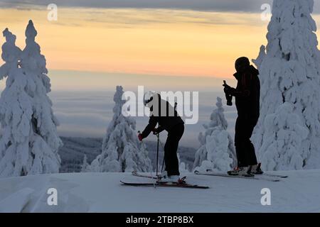 Klinovec, République tchèque. 08 décembre 2023. Les premiers skieurs au sommet de Klinovec (1 244 m) dans la station de ski de Klinovec, région de Karlovy Vary, République tchèque, le 8 décembre 2023. Crédit : Slavomir Kubes/CTK photo/Alamy Live News Banque D'Images