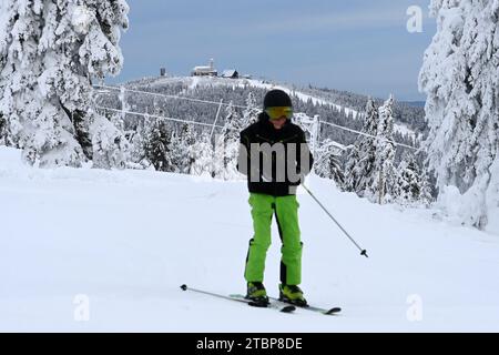 Klinovec, République tchèque. 08 décembre 2023. Les premiers skieurs au sommet de Klinovec (1 244 m) dans la station de ski de Klinovec, région de Karlovy Vary, République tchèque, le 8 décembre 2023. Crédit : Slavomir Kubes/CTK photo/Alamy Live News Banque D'Images