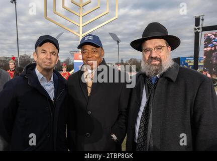 Le maire Eric Adams (démocrate de New York, New York), au centre, assiste à la cérémonie d'éclairage de la Menorah nationale parrainée par les amis américains de Loubavitch (Chabad) sur l'ellipse à Washington, DC le jeudi 7 décembre 2023. De gauche à droite : Sander Gerber, président et chef de la direction de Hudson Bay Capital, le maire Adams, et le rabbin Levi Shemtov, vice-président exécutif, American Friends of Lubavitch (Chabad).crédit : Ron Sachs/CNP/MediaPunch Banque D'Images