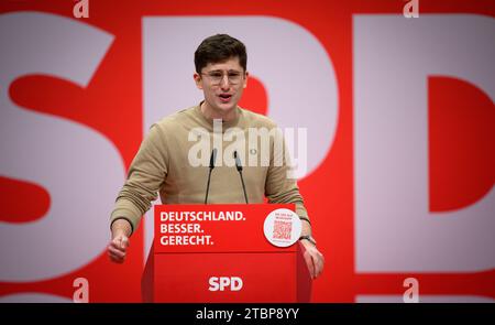 Berlin, Allemagne. 08 décembre 2023. Philipp Türmer, président du Jusos, prend la parole lors de la conférence régulière du parti national du SPD au centre des expositions de Berlin. Du 8 au 10 décembre 2023, les délégués veulent adopter, entre autres, une motion clé sur la modernisation de l’Allemagne, avec laquelle le SPD veut se positionner pour les prochaines élections fédérales de 2025. Crédit : Bernd von Jutrczenka/dpa/Alamy Live News Banque D'Images