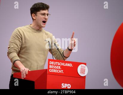 Berlin, Allemagne. 08 décembre 2023. Philipp Türmer, président du Jusos, prend la parole lors de la conférence régulière du parti national du SPD au centre des expositions de Berlin. Du 8 au 10 décembre 2023, les délégués veulent adopter, entre autres, une motion clé sur la modernisation de l’Allemagne, avec laquelle le SPD veut se positionner pour les prochaines élections fédérales de 2025. Crédit : Bernd von Jutrczenka/dpa/Alamy Live News Banque D'Images